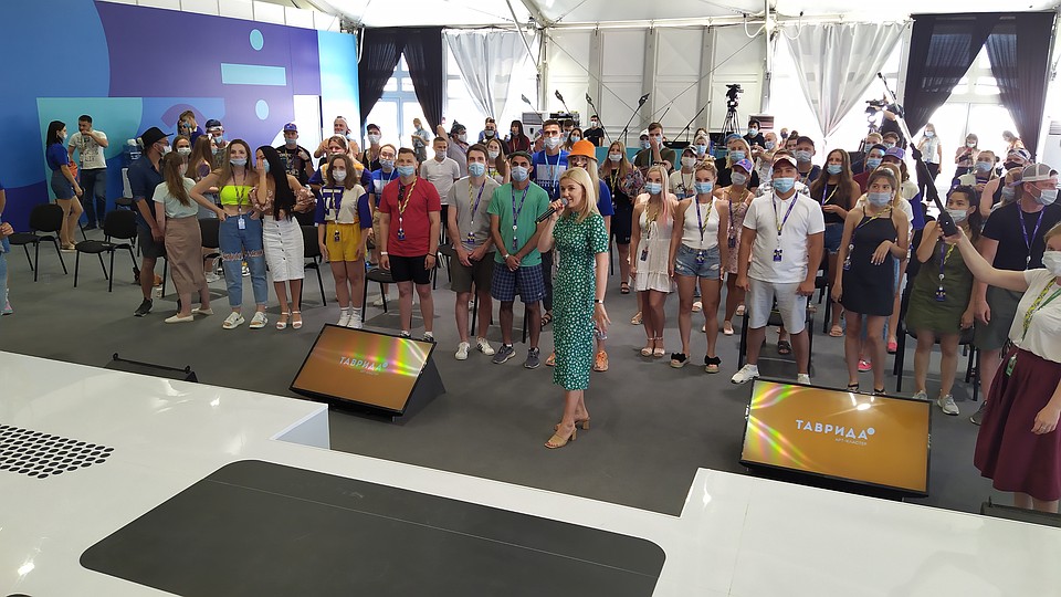 Юлианна Караулова записывает вместе с участниками видео для Tik Tok. Фото: Артем ГУСЯТИНСКИЙ