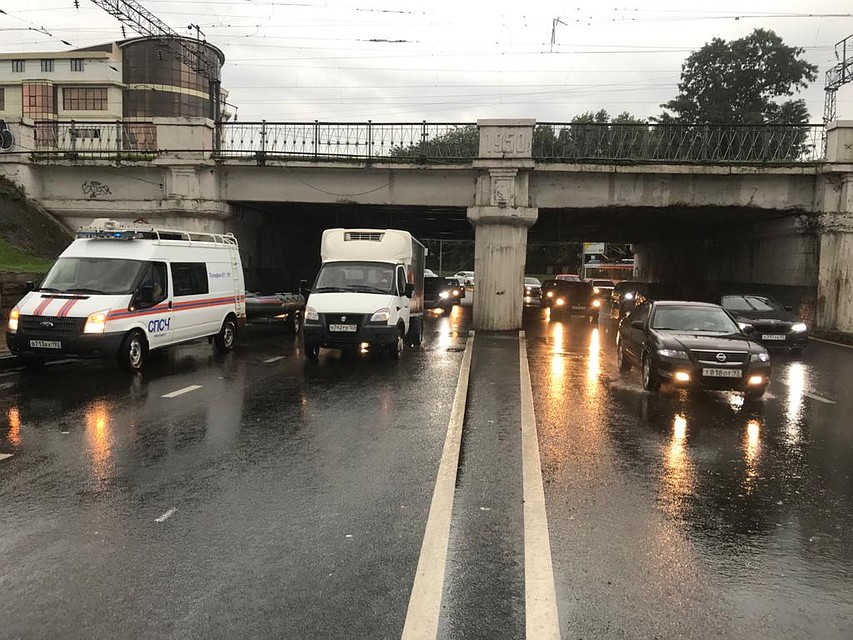 Водооткачивающая техника дежурит в районе моста. Утром подтопления участка не было. Фото: МЧС РФ по края
