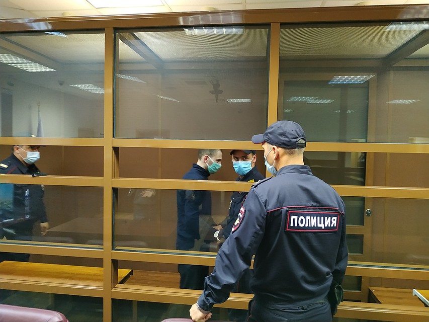 На Александра надели наручники в зале суда. После вступления приговора в силу, остаток жизни ему придется провести в колонии особого режима. Фото: Андрей МАТЛИН