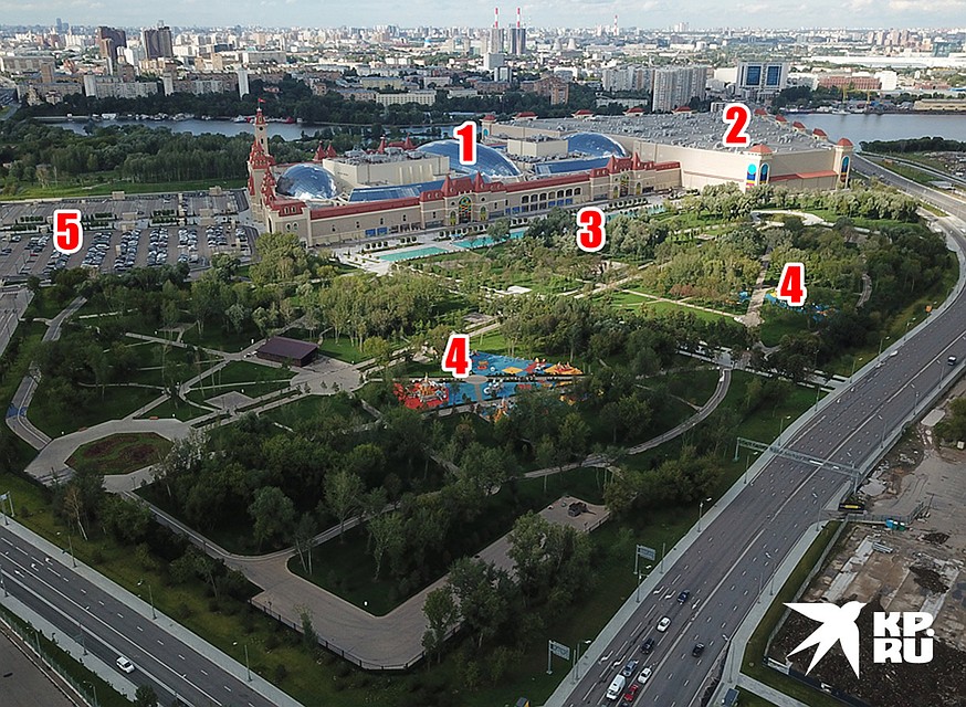 Вид на ландшафтный парк сверху. 1. Торговый комплекс. 2. Парк аттракционов. 3. Набережная с фонтанами. 4. Детские площадки. 5. Парковка и центральная аллея к главному входу. Фото: Михаил ФРОЛОВ