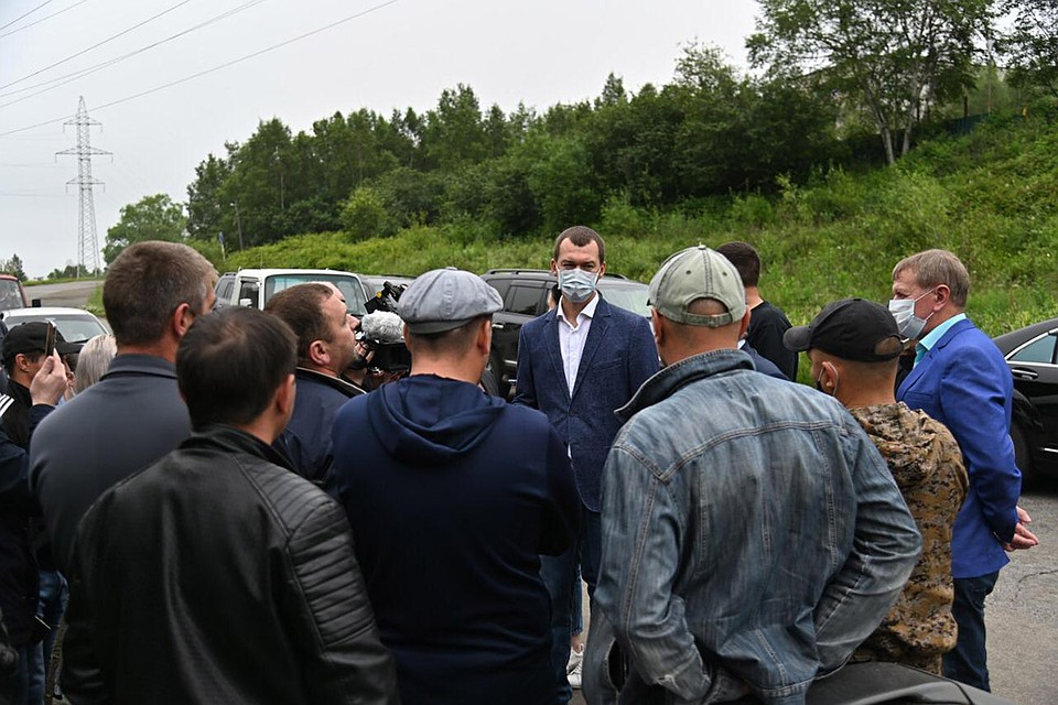Дегтярев встретил колонну протестующих во время поездки по Хабаровскому краю Фото: Личный архив