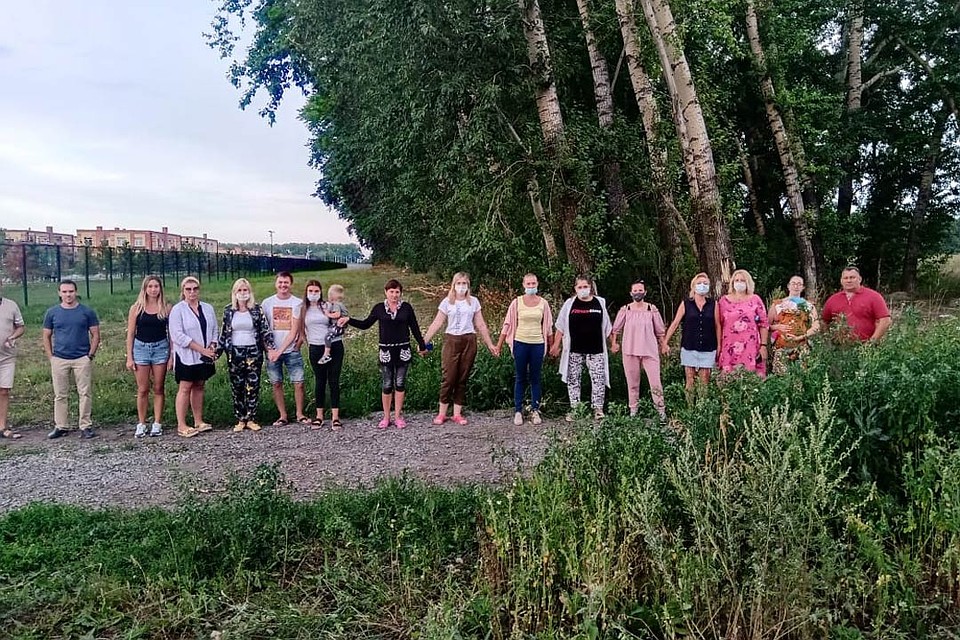 Принято решение личными автомобилями преградить проезд к месту стройки тракторов, а лесорубов остановить живой цепочкой. Фото: Яна Шубейкина