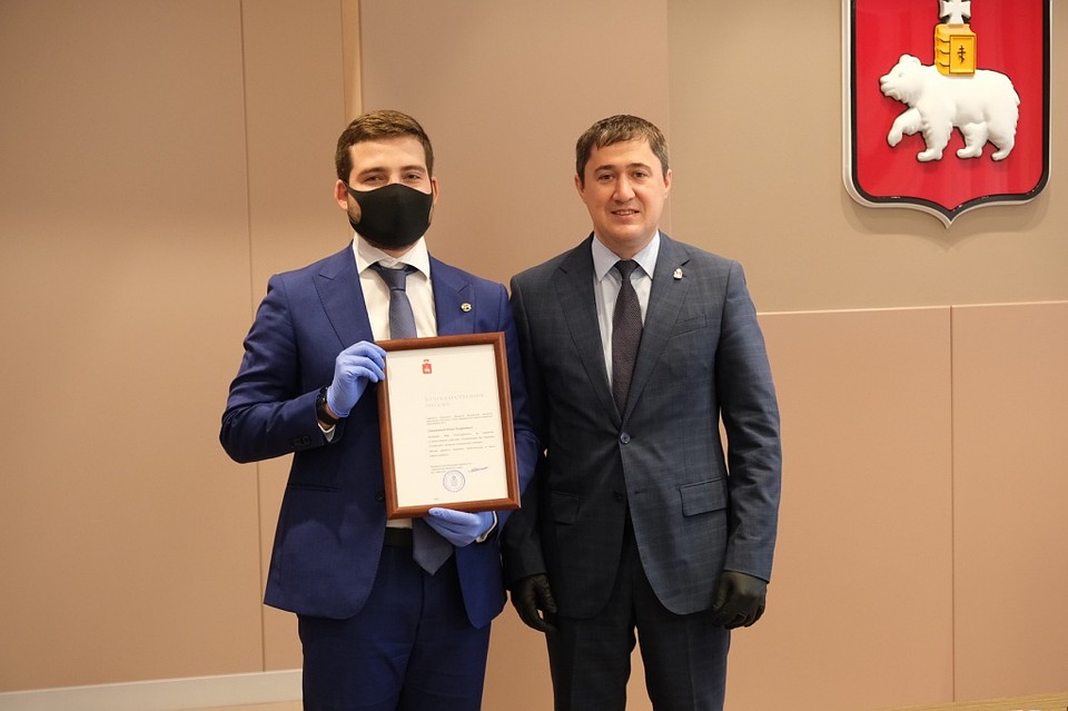 Илья Демин организовал цепочку из людей,которые вытащили пострадавшую на берег. Фото: сайт губернатора и Правительства Пермского края.