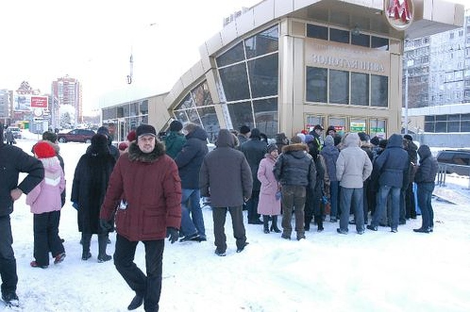 В 13.00 более 50 человек собралось у входа в метро новой станции, чтобы высказать свою точку зрения по наболевшему вопросу. Фото: Андрей КОПАЛОВ