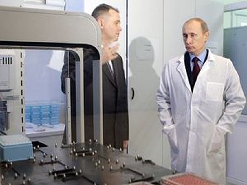 Владимиру Путину показали, как идут разработки новых российских лекарств.