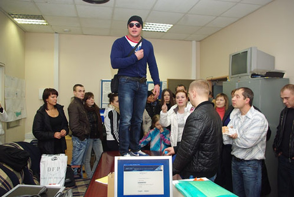 Ворвавшись в служебное помещение аэропорта, люди устроили стихийный митинг, требуя воды, еды и спальных мест.