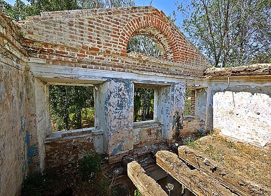 Сейчас памятник истории - это просто графские развалины