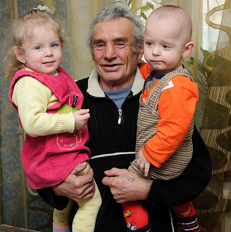Валентин с внучкой Сашей и правнуком Ильей. Фото: Андрей МИРЕЙКО