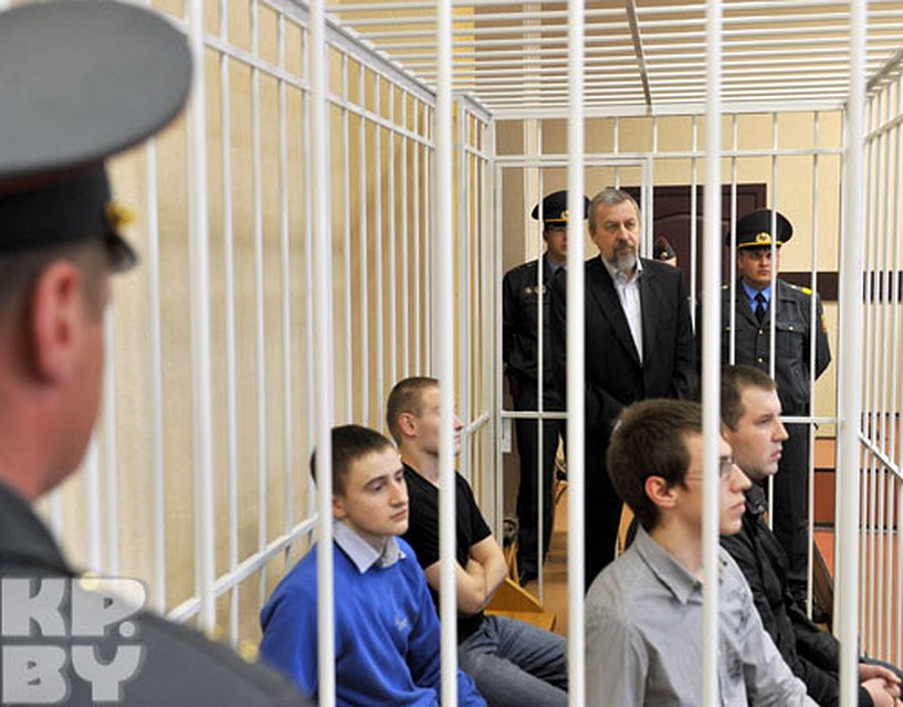 На одной скамье подсудимых с политиком были Илья Василевич и Федор Мирзоянов (на первом плане), Владимир Яроменок и Олег Гнедчик (на втором).