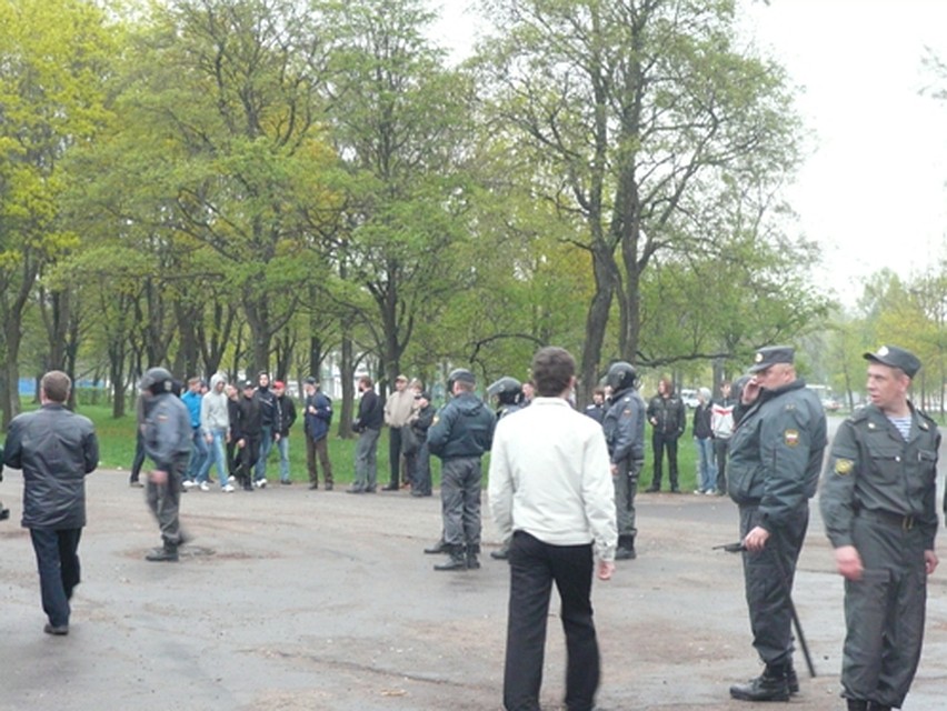 Парни недружелюбного вида митингующих так и не дождались
