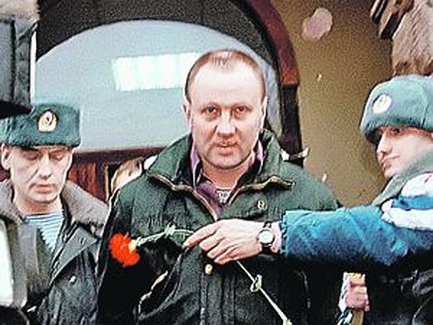 Даже после суда общество поделилось в отношении Буданова на два полюса: одни считали его чуть ли не фашистом, другие были уверены, что он герой.