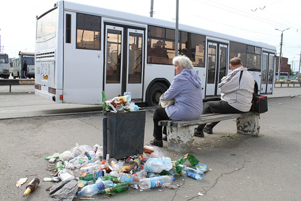 Автобусов люди ждут в антисанитарных условиях. Фото: Валерий ЗВОНАРЕВ