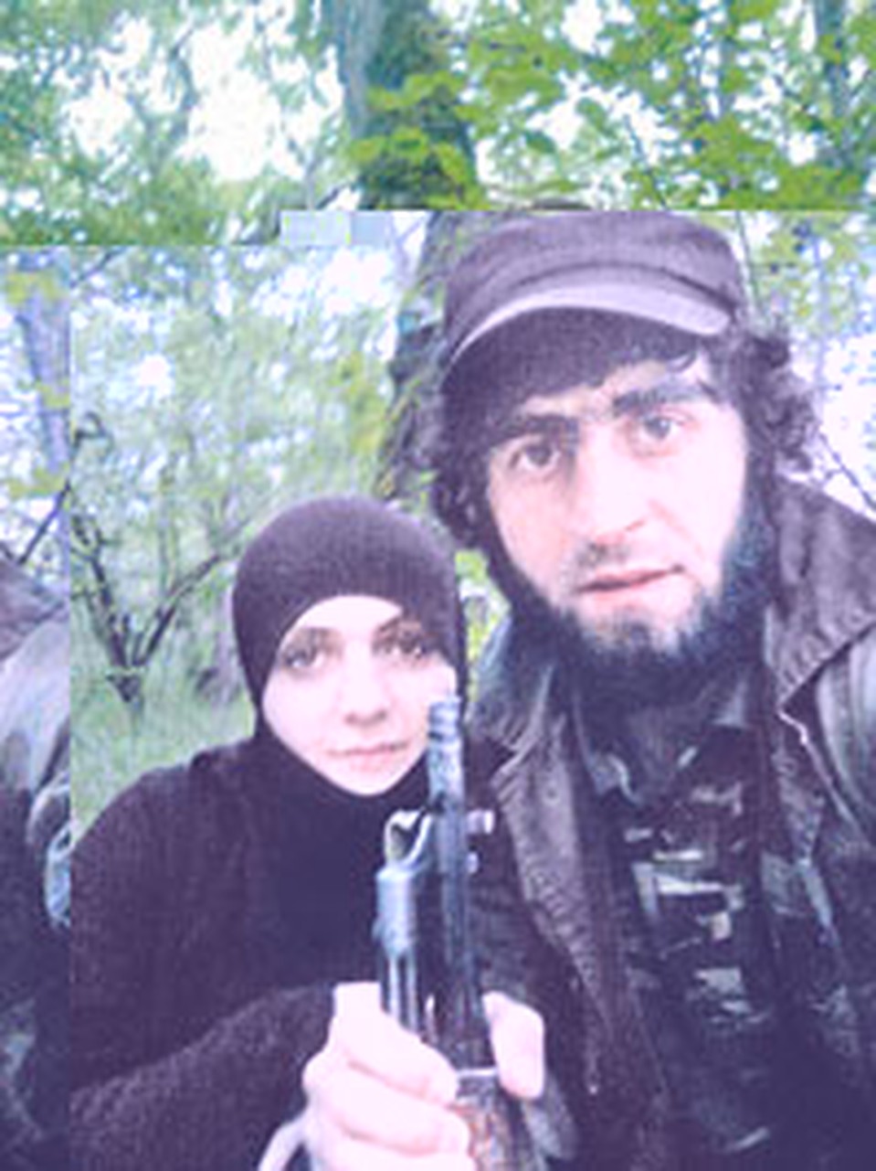 Неудавшаяся смертница со своим вторым мужем на лесной базе боевиков