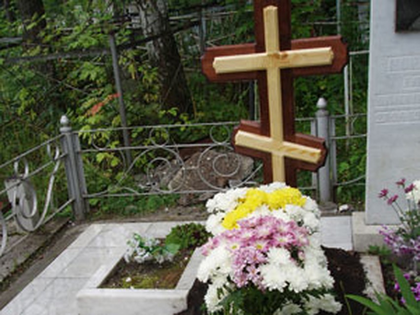 Родные положили на могилу Алеше его любимые конфеты и бананы. Фото: Лариса МАКСИМЕНКО