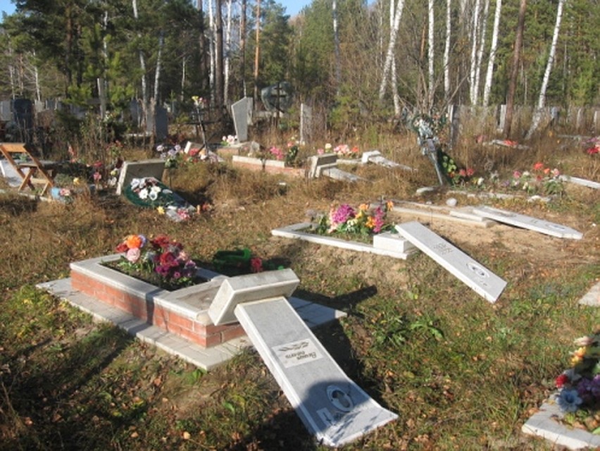 От нечего делать, школьники устроили настоящий погром среди захоронений