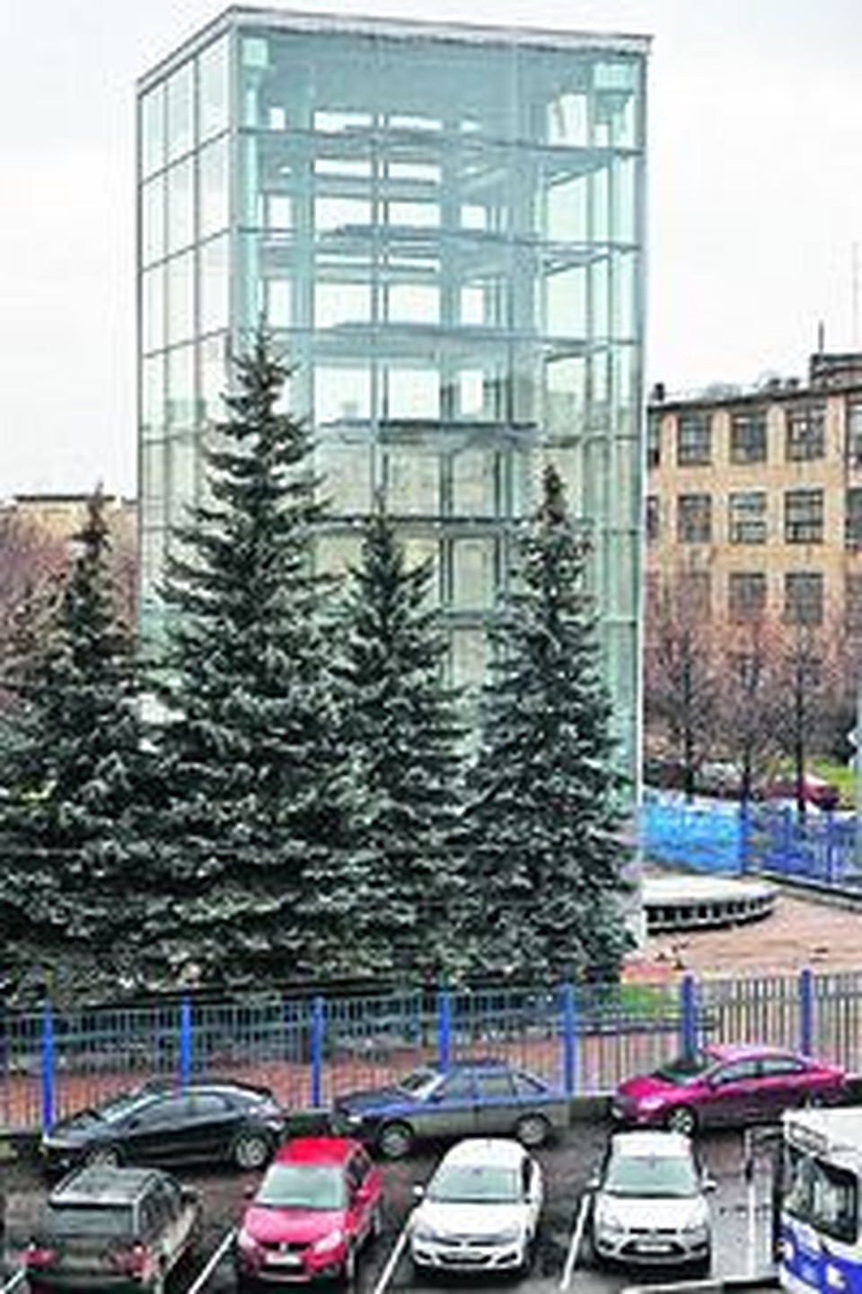Пока большинство машин ночуют на улице. Но власти надеются, что скоро авто переберутся в полноценные гаражи. Фото: Евгения ГУСЕВА
