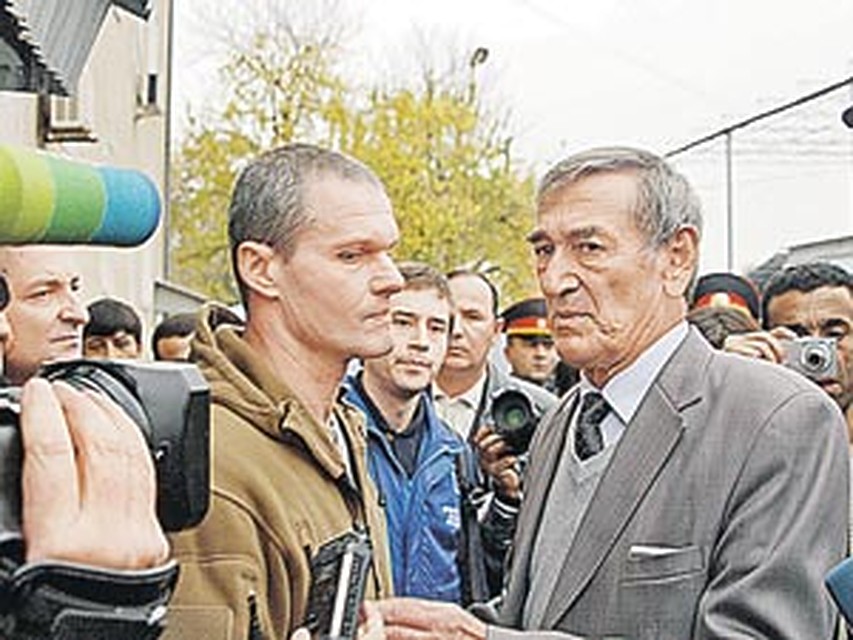 Первый шаг на свободу. Пилот Владимир Садовничий и его адвокат Гулям Бабаев на выходе из здания суда в окружении журналистов.