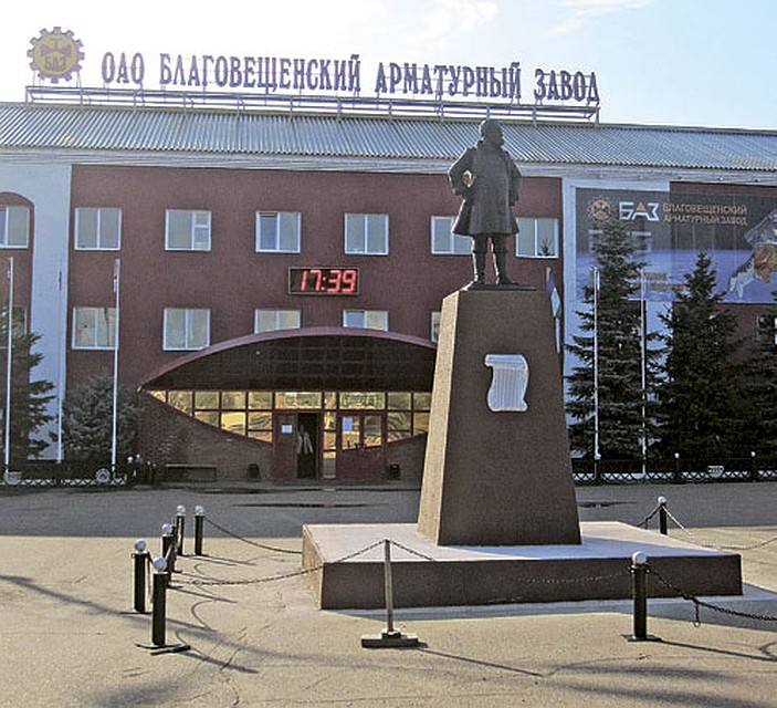 Памятник купцу Матвею Мясникову - основателю завода
