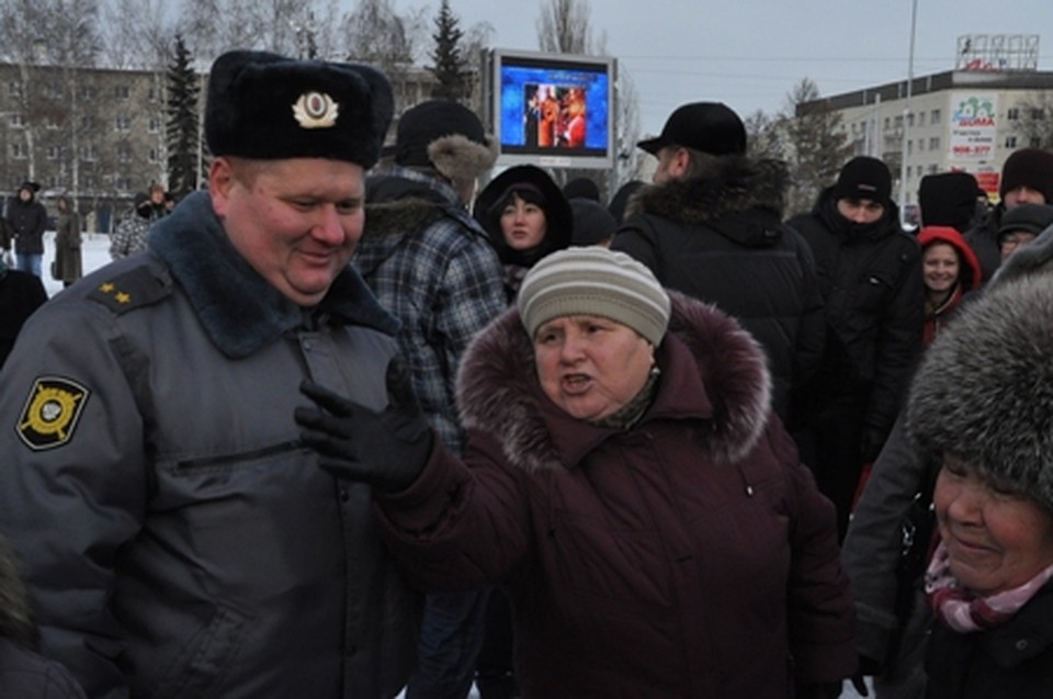 Полицейские только улыбались на горячие реплики горожан.