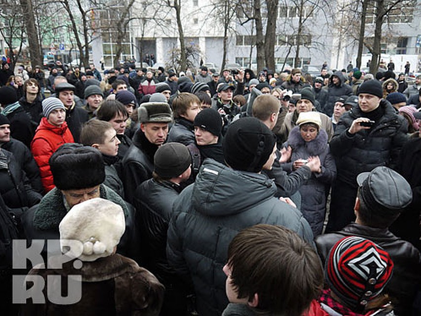 На митинг в Белгороде пришло около 300 человек.