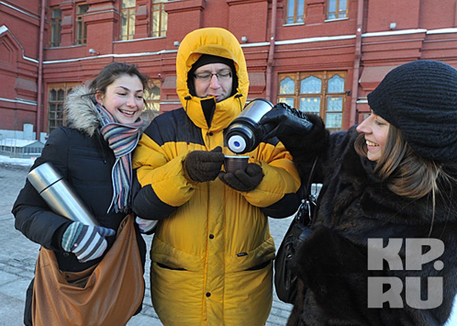 Корреспонденты «Комсомолки» надели на себя все, что было теплого в доме, запаслись термосами с горячим чаем и вышли на улицы Москвы - согревать тех, кто несет трудовую вахту на морозе Фото: Владимир ВЕЛЕНГУРИН