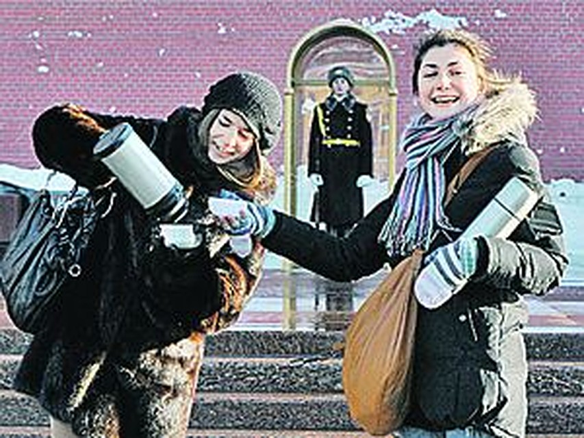 Наши корреспонденты угощали чаем самых замерзших тружеников столицы. Фото: Владимир ВЕЛЕНГУРИН