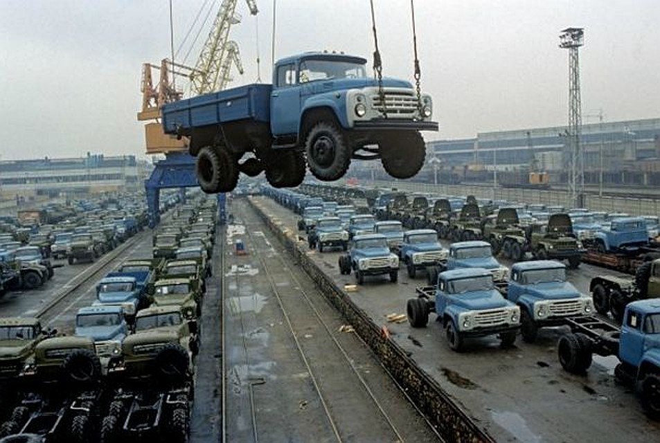 Во времена Союза на заводе делали 200 тысяч машин в год, а сейчас всего семь.