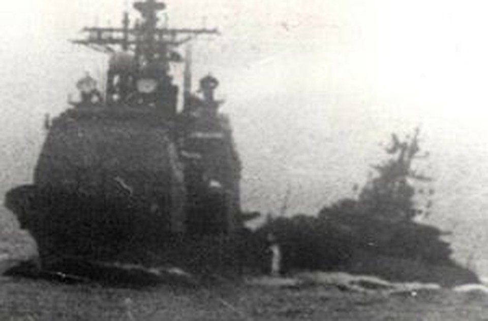 Второй, самый мощный, таран «Беззаветного» (справа) сфотографировали с пограничного катера.