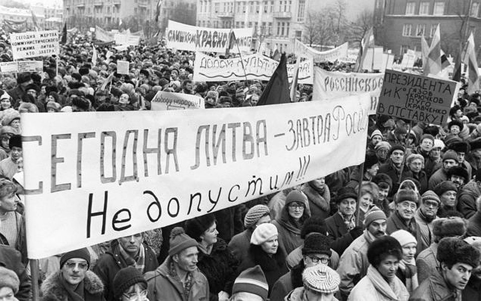 Желание дискредитировать армию было огромным. Не только в республиках, но даже в Москве. Фото: ТАСС