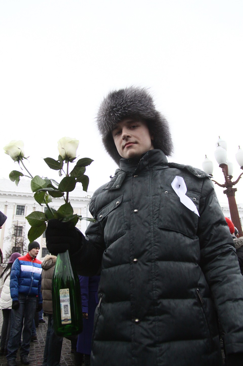 Участники митинга пришли на акцию протеста с цветами и бутылками шампанского
