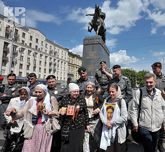 Весьма скромно выглядели и ряды вышедших протестовать против срамного шоу представителей православных общин Фото: Михаил ФРОЛОВ