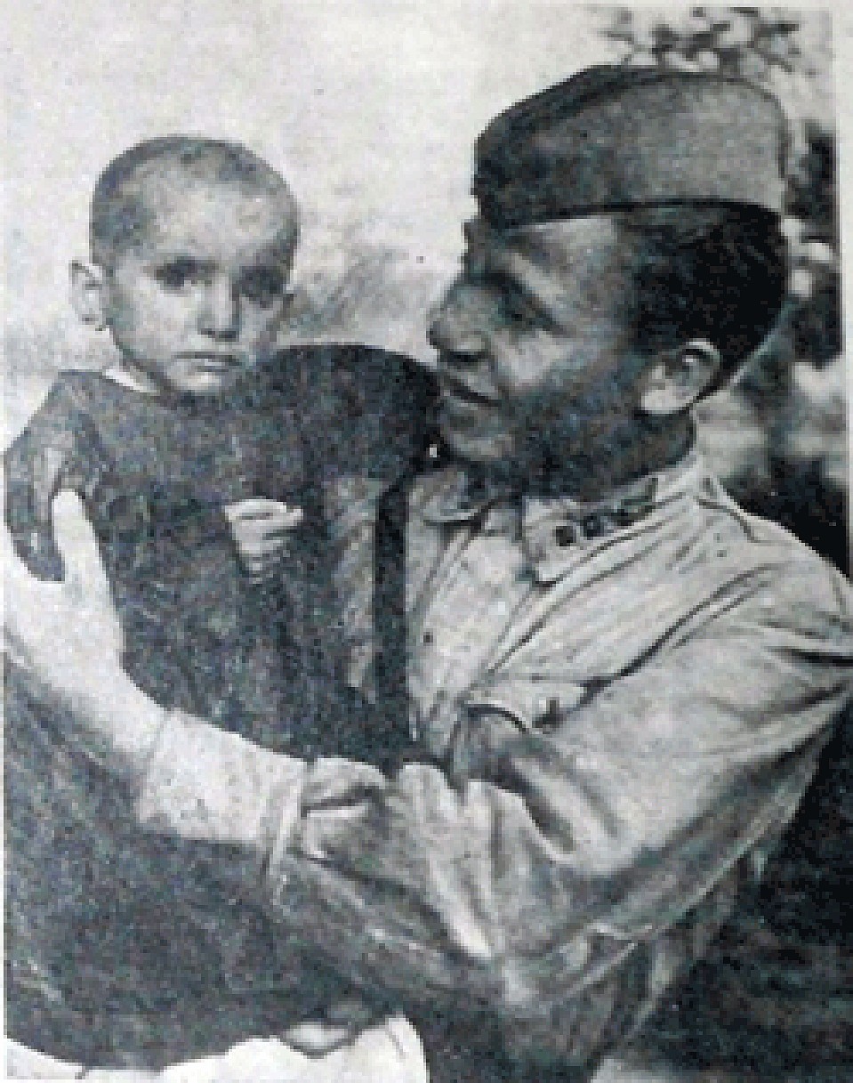 Маленькая Эльхота испуганно смотрит на своего спасителя. 1942 год.