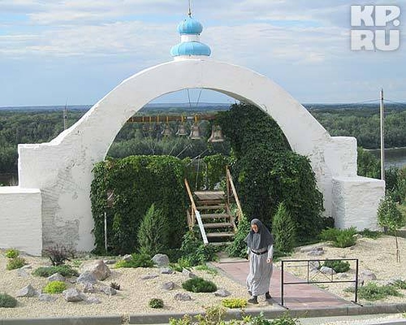 Звонница - это визитная карточка Усть-Медведицкого монастыря. Раньше на этом месте стоял храм Преображения Господня и эта арка - все, что от него осталось.