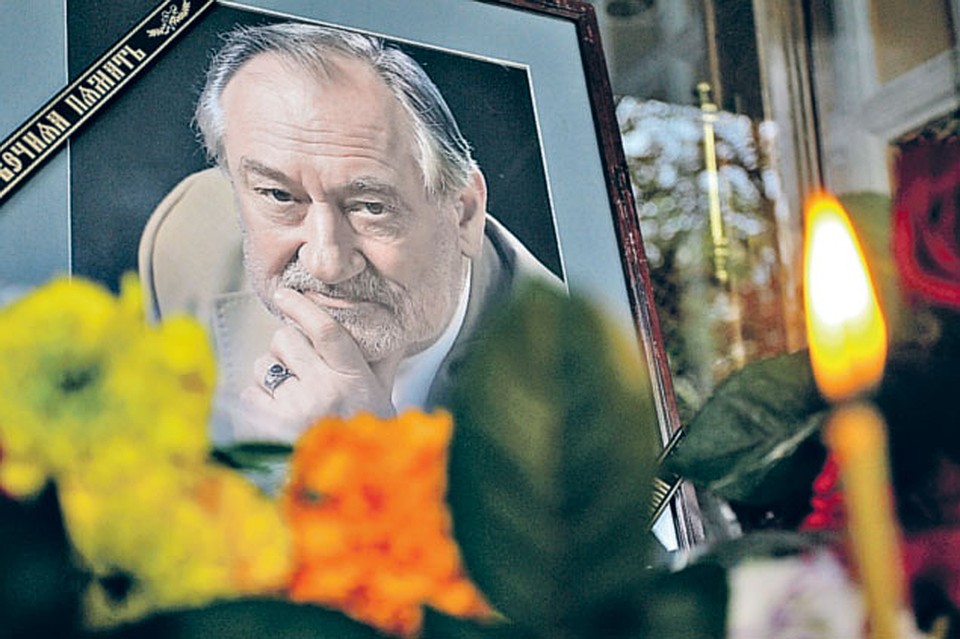 В Театре им. Ивана Франко, которым Богдан Сильвестрович руководил 11 лет, траур. Поклонники несут любимому актеру цветы и зажигают свечи памяти.