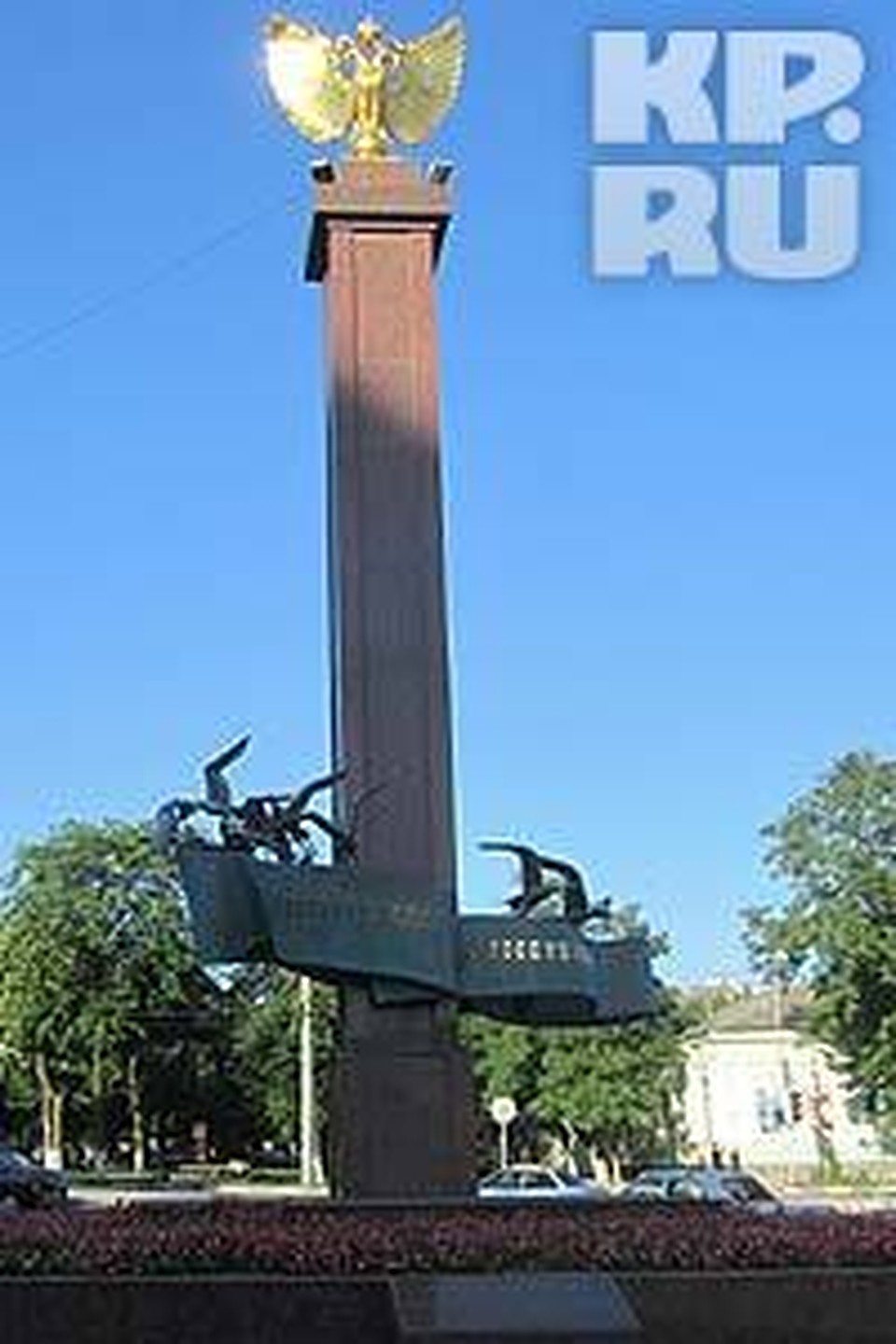 Памятник в честь бывшей Новороссийской республики. На верхушке колонны расположился двуглавый орел, покрытый сусальный золотом, который символизирует молодую Россию.