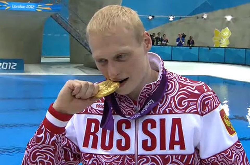 Илья Захаров попробовал медаль на вкус и окунул в счастливый для него олимпийский бассейн.