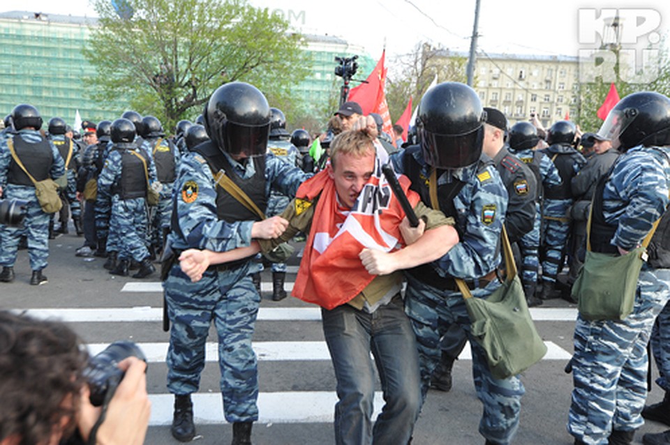 Митингующим могут разрешить оказывать сопротивление полиции Фото: Анатолий ЖДАНОВ