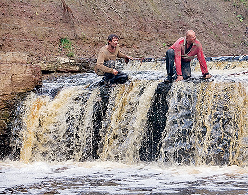 Машков и Смоляков сами спускаются на край водопада.