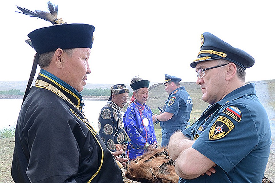 Руслан Цаликов с верховным Шаманом Тувы, 2011 год. Фото: Александр БОЙКО