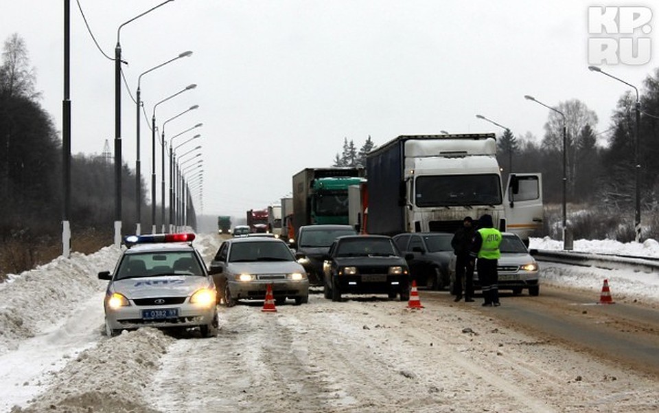 Пока фуру вытаскивали на трассе образовалась пробка