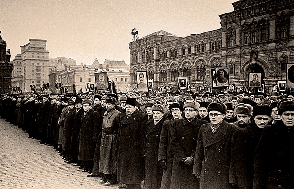 Похороны транслировали в прямом эфире. Вся страна слушала затаив дыхание.