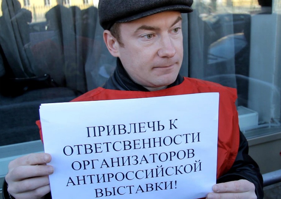 Лидер петербургских коммунистов Сергей Малинкович бастовал против чучела. Фото: Александр КИРИЛЛОВ