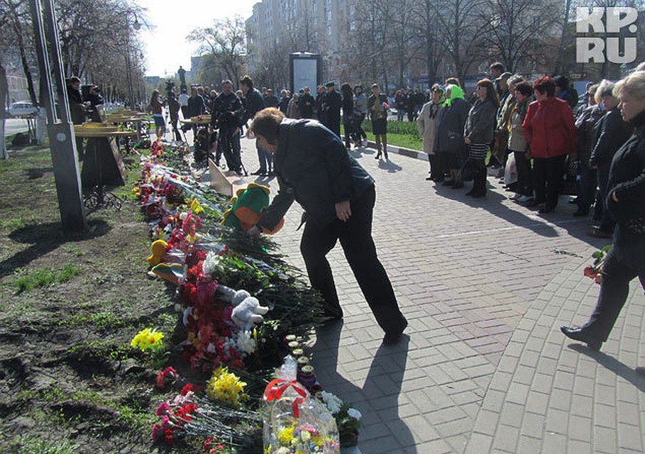 Белгородцы продолжают нести цветы и игрушки на место трагедии