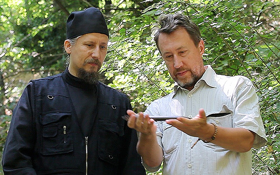 Отец Александр из кельи Кукувино дарит автору громоотвод с прежнего Преображенского храма, что на вершине Афона.