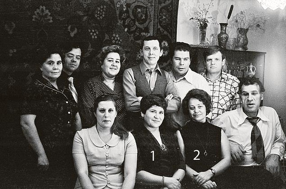 Середина 1980-х. Золотухин (в центре) с одноклассниками. Внизу - его юношеские любви: Клавдия (1) и Светлана (2).