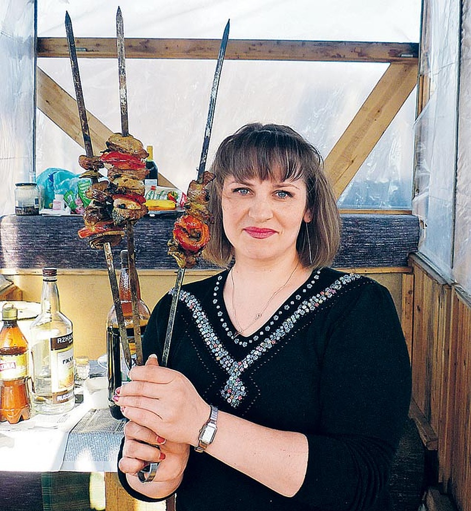 Марина Макарова: - Мне очень понравились шашлыки, замаринованные в обычном майонезе с любыми приправами, которые у вас есть. Лук в маринад добавлять кольцами. Мясо получается мягким и сочным.
