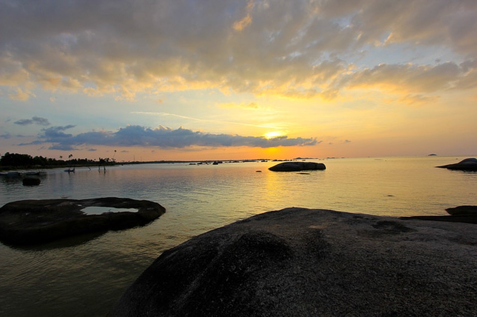 Камни Белитунга на закате (Tanjung Tinggi beach) Фото: Наталья АНТОНОВИЧ