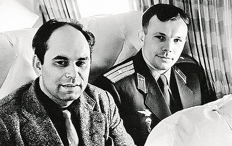Легенды комсомола - космонавт номер один Юрий Гагарин и автор первого в мире репортажа о нем (конечно, в «Комсомолке»!) Василий Песков. Апрель 1961-го.