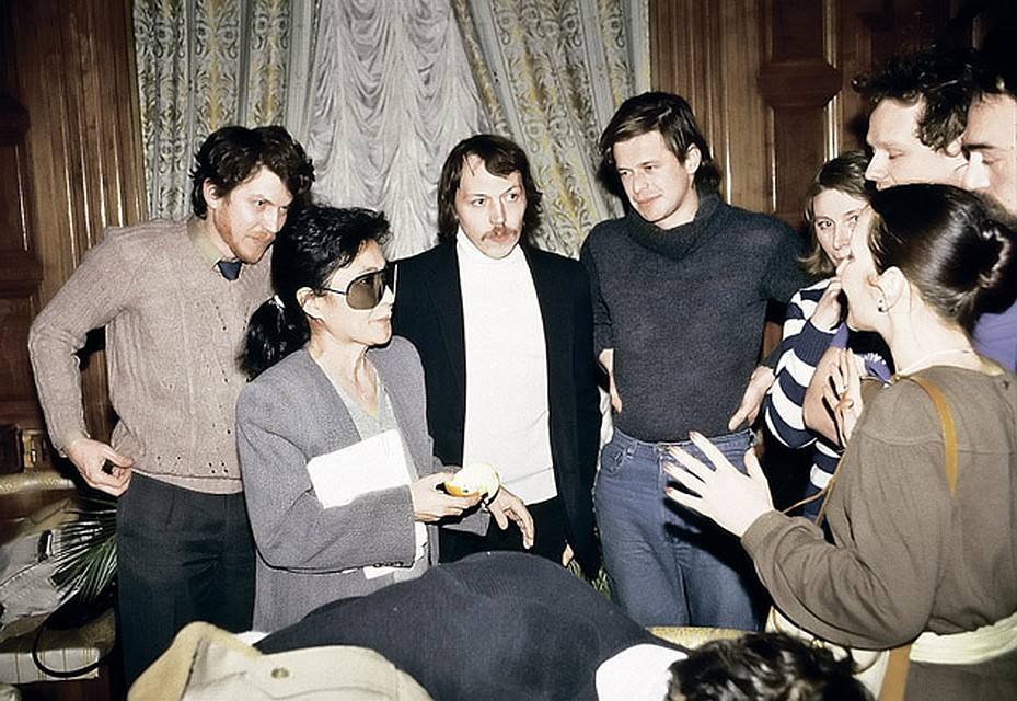 Вдова Джона Леннона Йоко Оно в 1987 году стала гостем питерского рок-клуба. Уже тогда Борис имел статус отца-основателя русской рок-музыки.