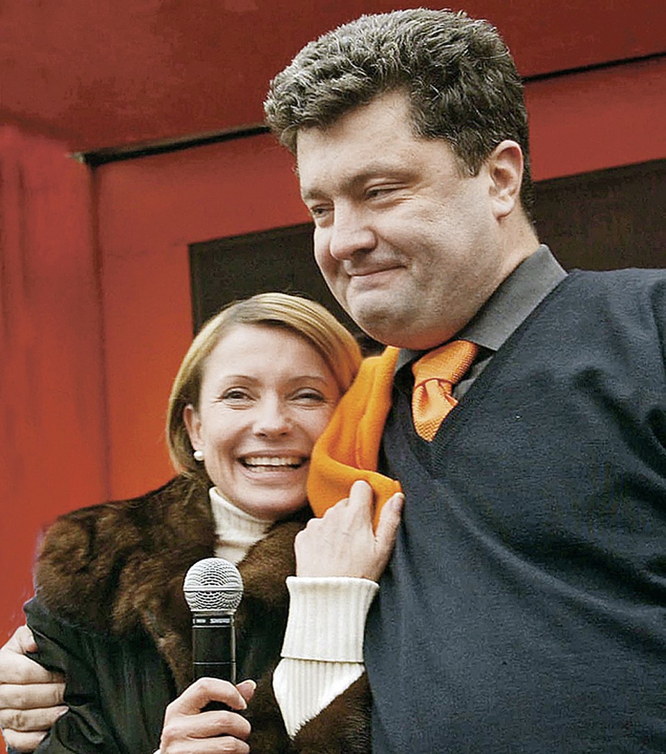 10 лет назад Порошенко и Тимошенко обнимались на майдане, празднуя победу «оранжевой» революции. Потом стали врагами.
